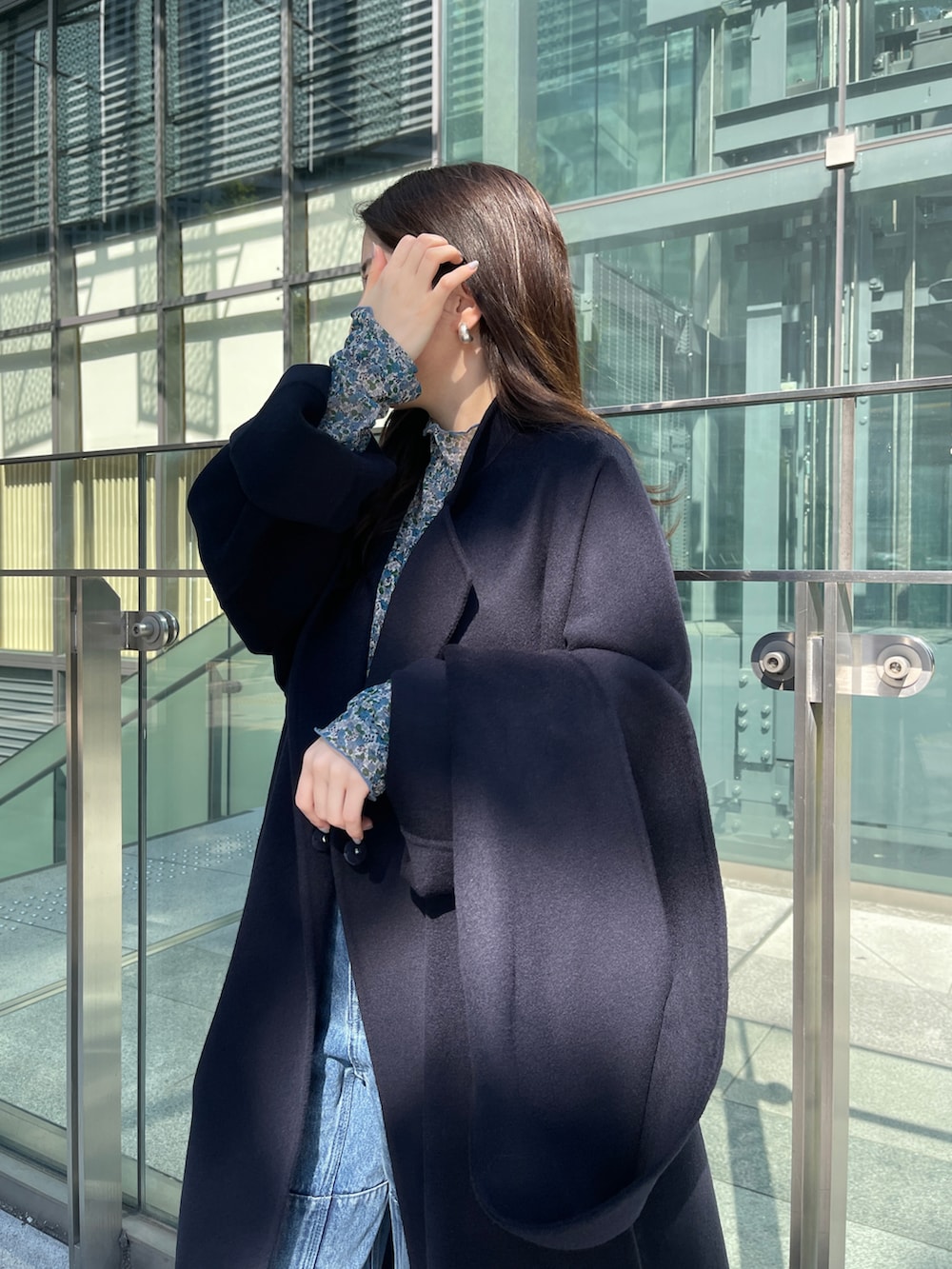 ブラック系のブーツ、ブルー系のTシャツ/カットソー、ブルー系のその他アウターを着用したレディースの秋コーディネートの4枚目の写真