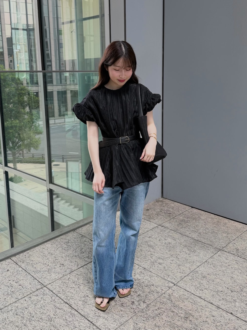 ブラック系のシャツ/ブラウス、ブラック系のTシャツ/カットソー、ブルー系のその他パンツを着用したレディースの春コーディネートの4枚目の写真