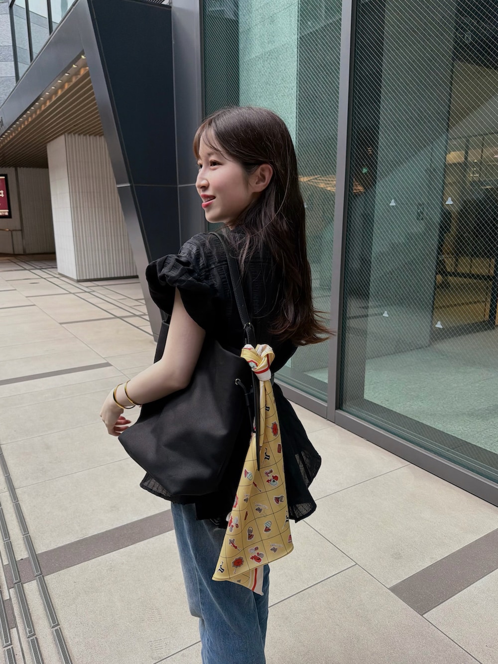 ブラック系のシャツ/ブラウス、ブラック系のTシャツ/カットソー、ブルー系のその他パンツを着用したレディースの春コーディネートの2枚目の写真