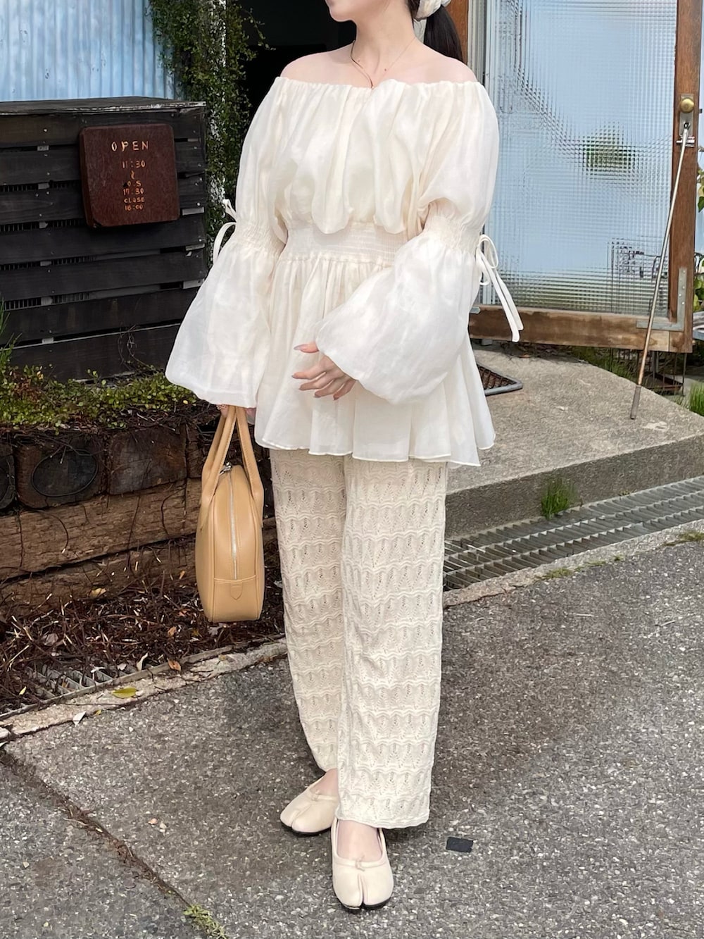 ホワイト系のシャツ/ブラウス、ホワイト系のパンツ、ホワイト系のパンプスを着用したレディースの春コーディネートの3枚目の写真