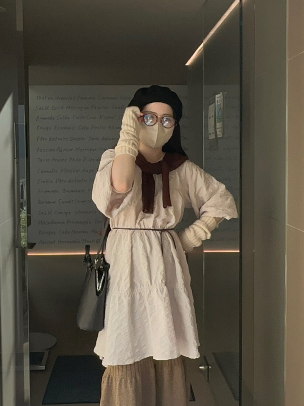 ホワイト系のワンピース、ブラウン系のニット/セーター、ブラウン系のスカートを着用したレディースの秋コーディネートの3枚目の写真