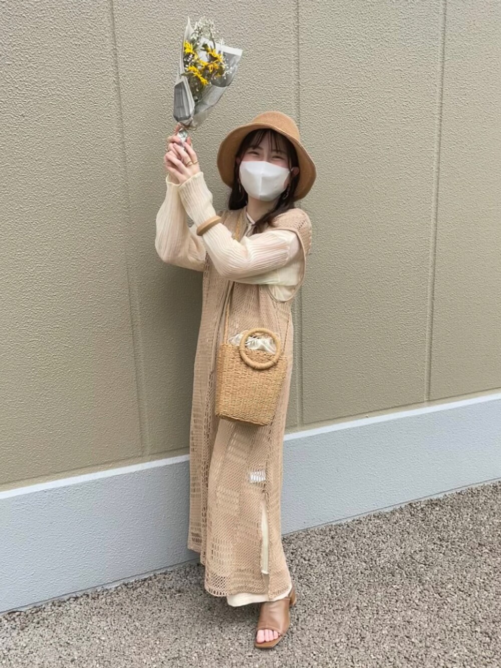 ホワイト系のワンピース、ベージュ系のベスト、ホワイト系のその他パンツを着用したレディースの夏コーディネートの4枚目の写真