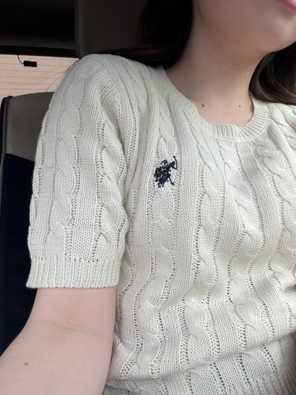 ホワイト系のニット/セーター、ホワイト系のスニーカー、ブルー系のその他パンツを着用したレディースの春コーディネートの3枚目の写真