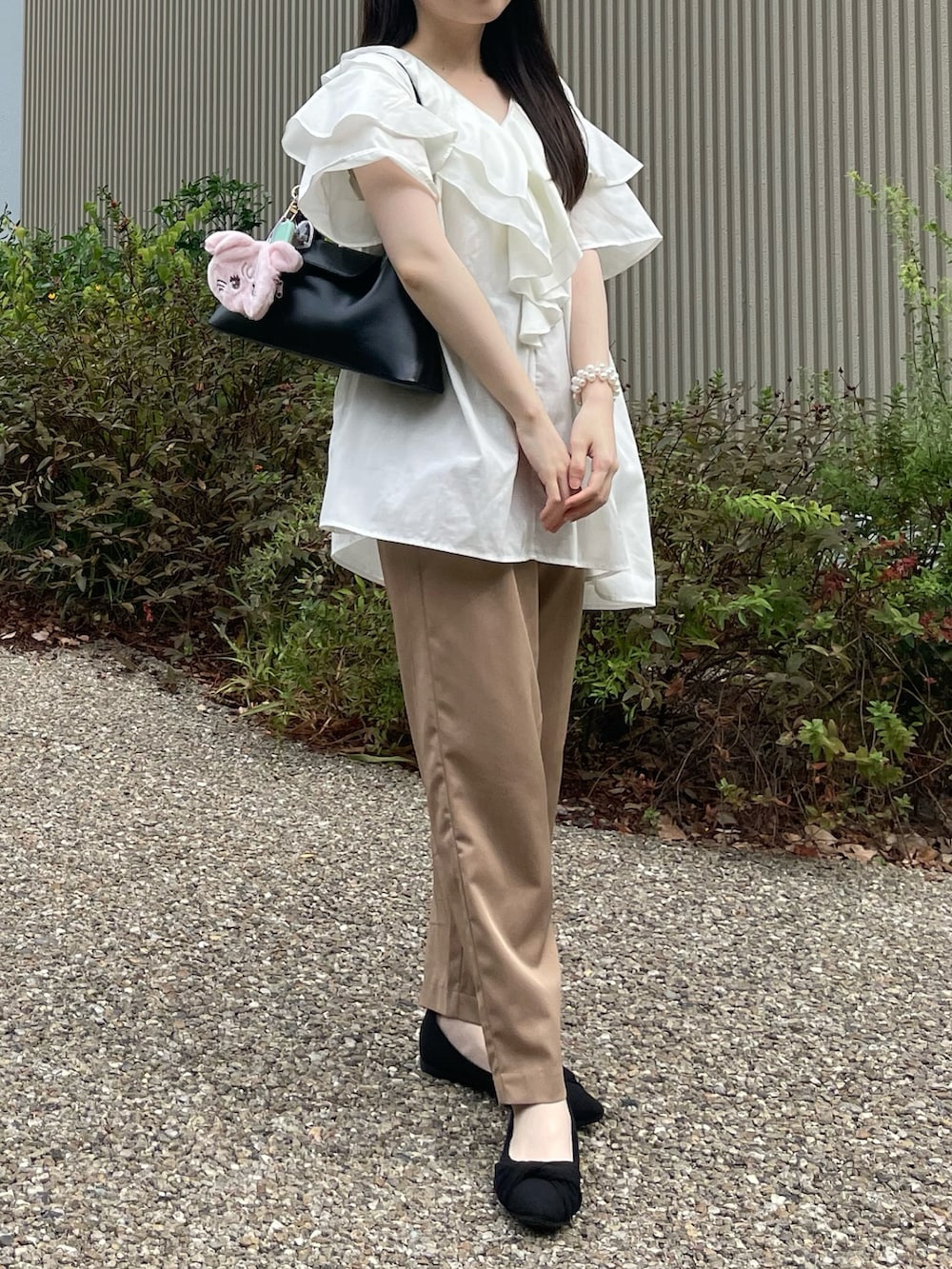 ホワイト系のシャツ/ブラウス、ベージュ系のその他パンツ、ブラック系のハンドバッグを着用したレディースの秋コーディネートの4枚目の写真