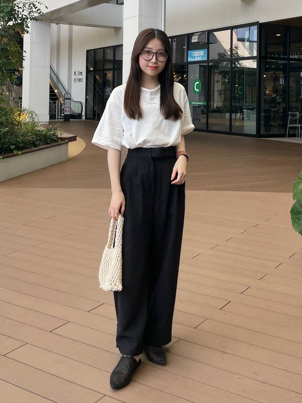 ブラック系のその他パンツ、ホワイト系のTシャツ/カットソー、ブラック系のシューズを着用したレディースの夏コーディネートの4枚目の写真