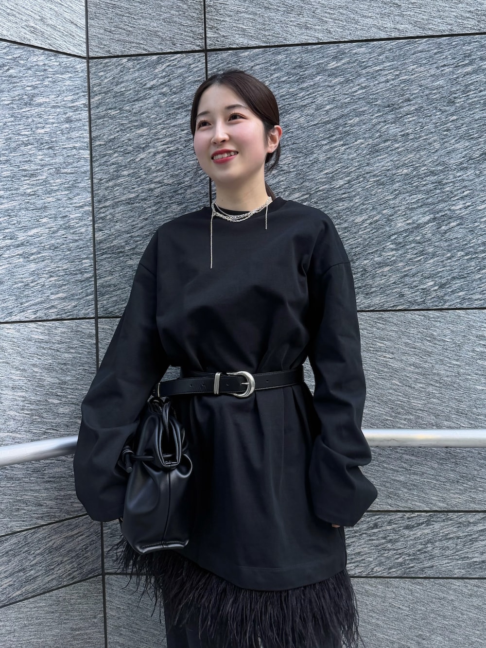 ブラック系のショルダーバッグ、グレー系のその他パンツ、ブラック系のワンピースを着用したレディースの冬コーディネートの5枚目の写真