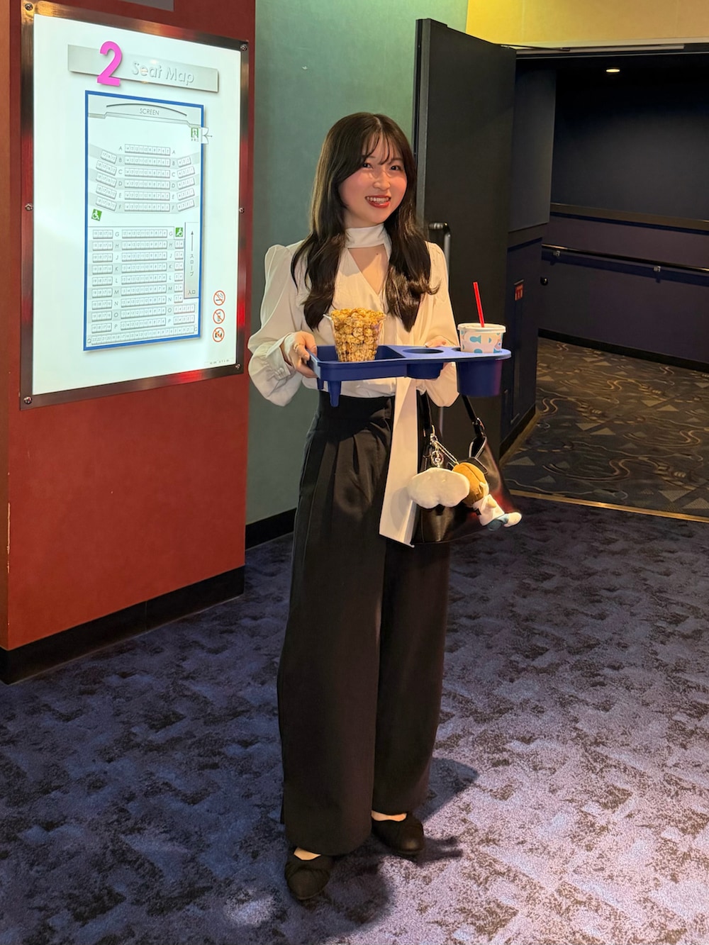 ホワイト系のシャツ/ブラウス、ブラック系のその他パンツ、ブラック系のハンドバッグを着用したレディースの春コーディネートの2枚目の写真