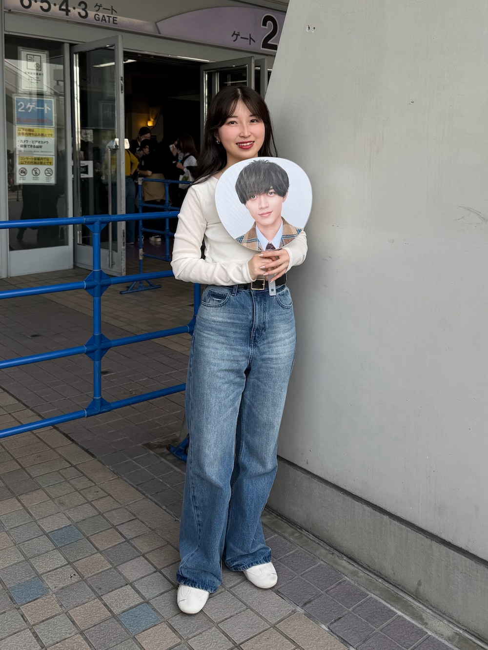 ホワイト系のTシャツ/カットソー、ブルー系のその他パンツ、ホワイト系のスニーカーを着用したレディースの春コーディネートの2枚目の写真