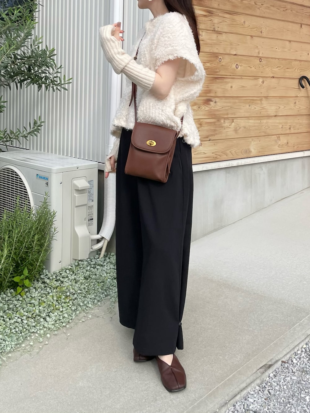 ホワイト系のシャツ/ブラウス、ブラック系のその他パンツ、ブラウン系のパンプスを着用したレディースの秋コーディネートの2枚目の写真