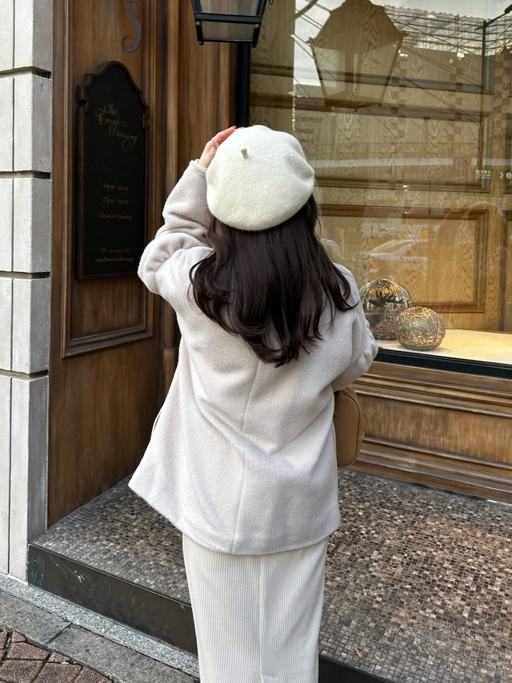 ホワイト系のニット/セーター、ホワイト系のスカート、ホワイト系のその他アウターを着用したレディースの冬コーディネートの3枚目の写真