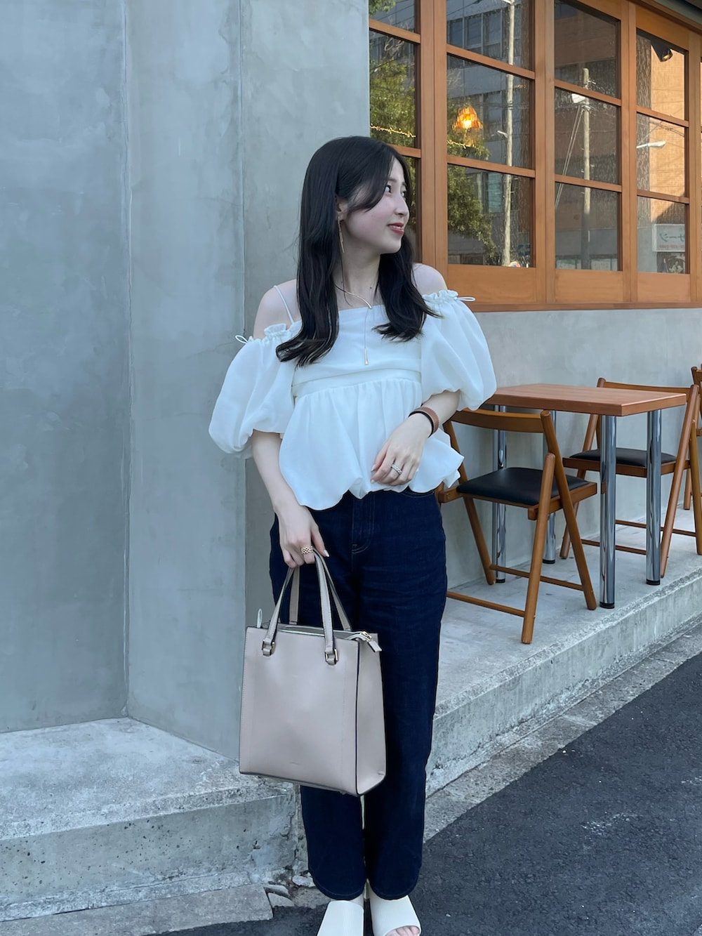 ホワイト系のシャツ/ブラウス、ブルー系のパンツ、ホワイト系のサンダルを着用したレディースの夏コーディネートの2枚目の写真