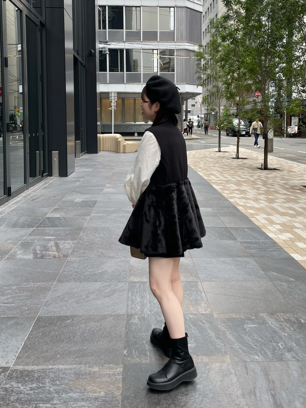 「秋コーデ、レイヤードスタイル、ジレ、休日スタイル、秋服、お出かけコーデ、パンツスタイル、着回しコーデ、秋っぽコーデ更新中、プチプラコーデ、低身長女子、モノトーンコーデ、ブーツ、おしゃ見えテクニック、ベレー帽」｜「Amiurのアイテム（シャツ/ブラウス、ホワイト系）」を使った、yukaさん（レディース・153cm）の秋コーディネートの2枚目の写真