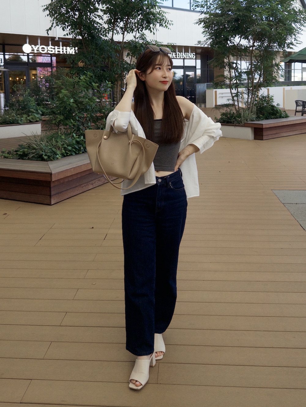 グレー系のTシャツ/カットソー、ホワイト系のシャツ/ブラウス、ブルー系のパンツを着用したレディースの夏コーディネートの2枚目の写真