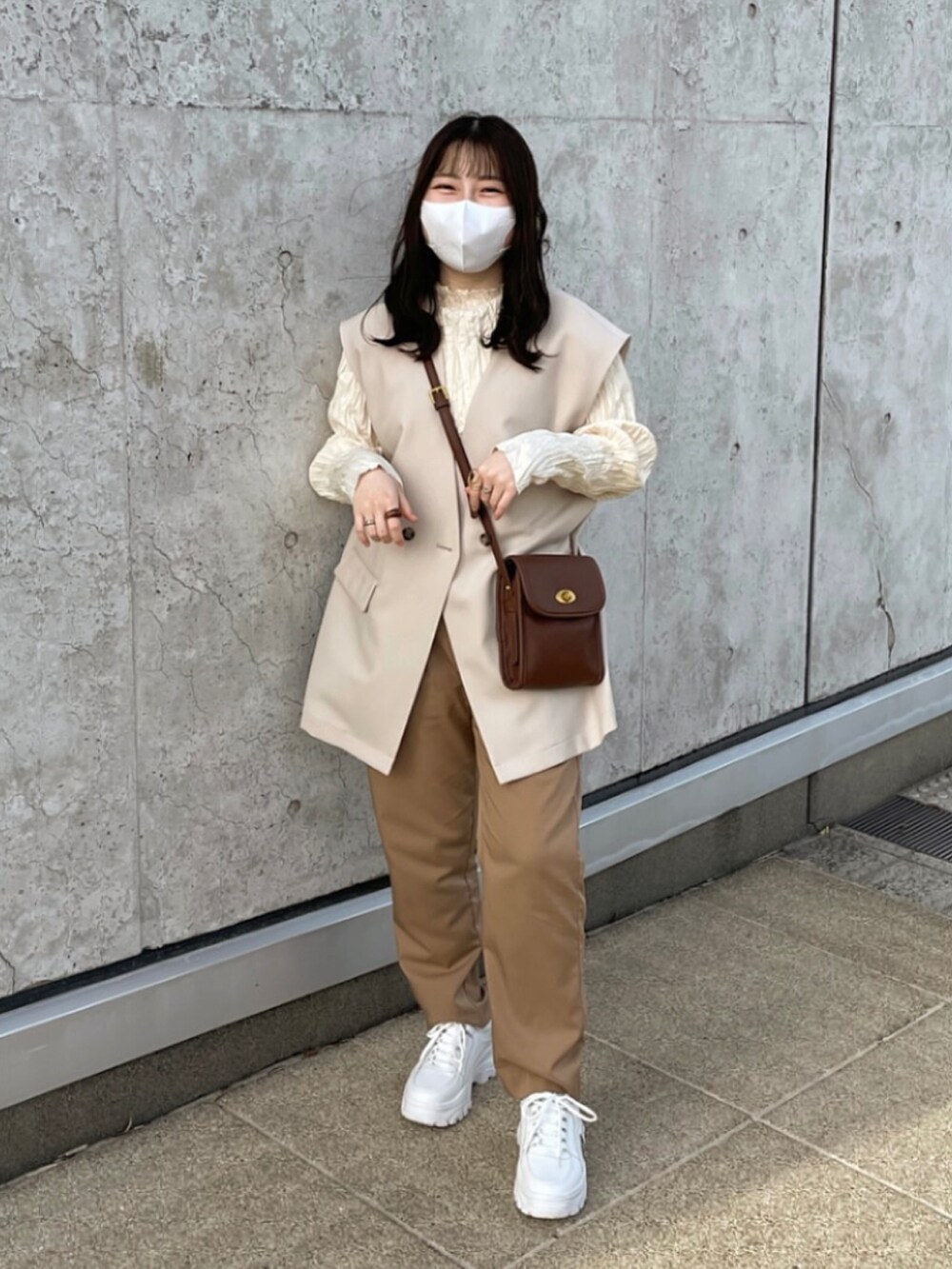 ホワイト系のシャツ/ブラウス、ホワイト系のベスト、ベージュ系のその他パンツを着用したレディースの春コーディネートの2枚目の写真