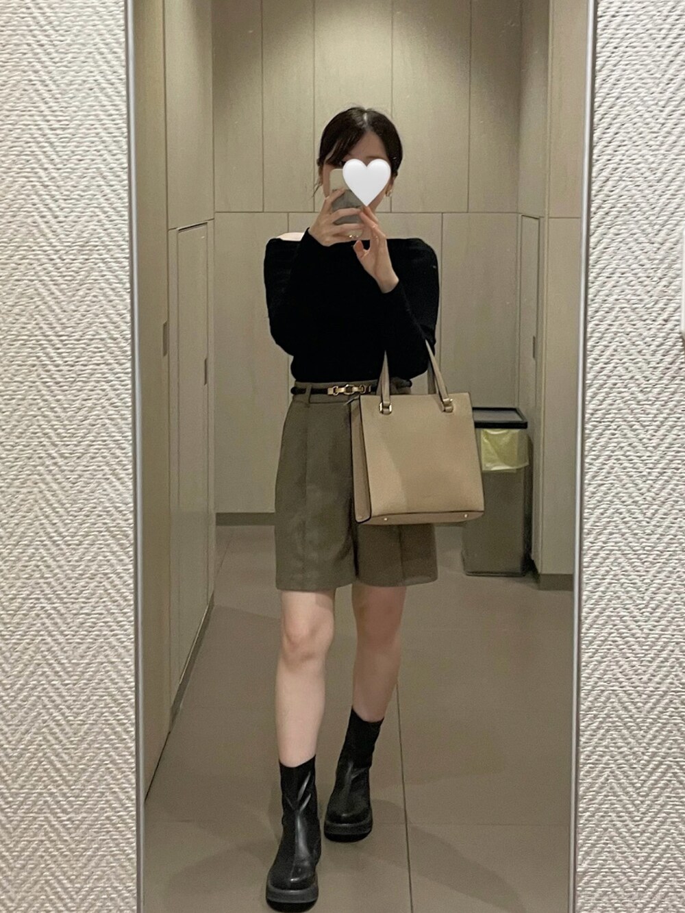 ブラック系のニット/セーター、ベージュ系のパンツ、ブラック系のブーツを着用したレディースの秋コーディネートの3枚目の写真