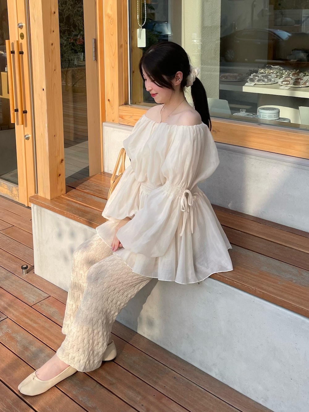 ホワイト系のシャツ/ブラウス、ホワイト系のパンツ、ホワイト系のパンプスを着用したレディースの春コーディネートの4枚目の写真