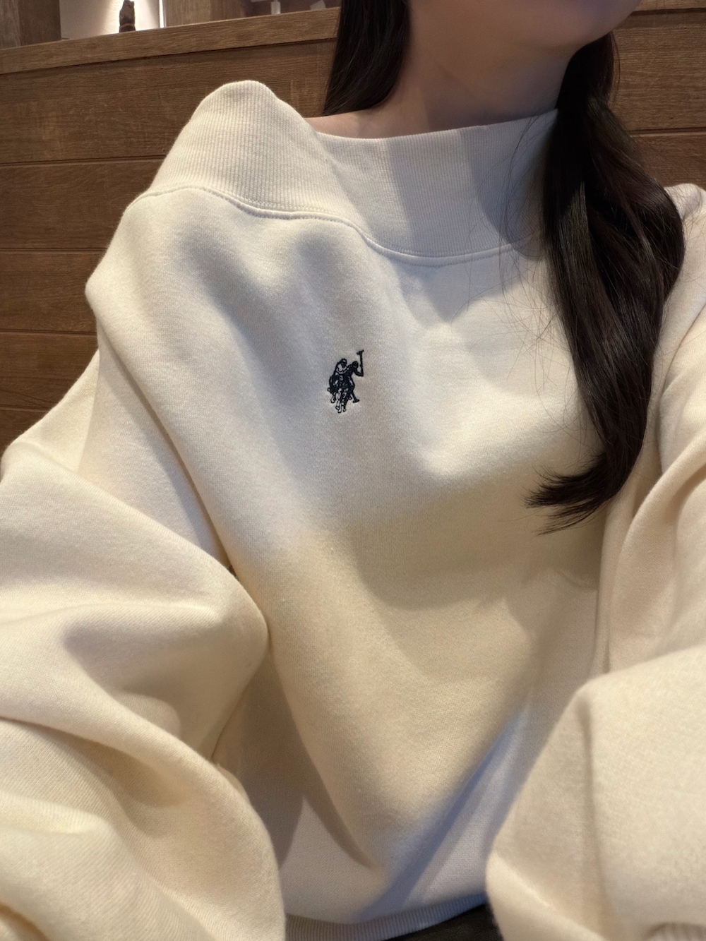 ホワイト系のスウェット、ブラウン系のスカート、イエロー系のハンドバッグを着用したレディースの冬コーディネートの4枚目の写真