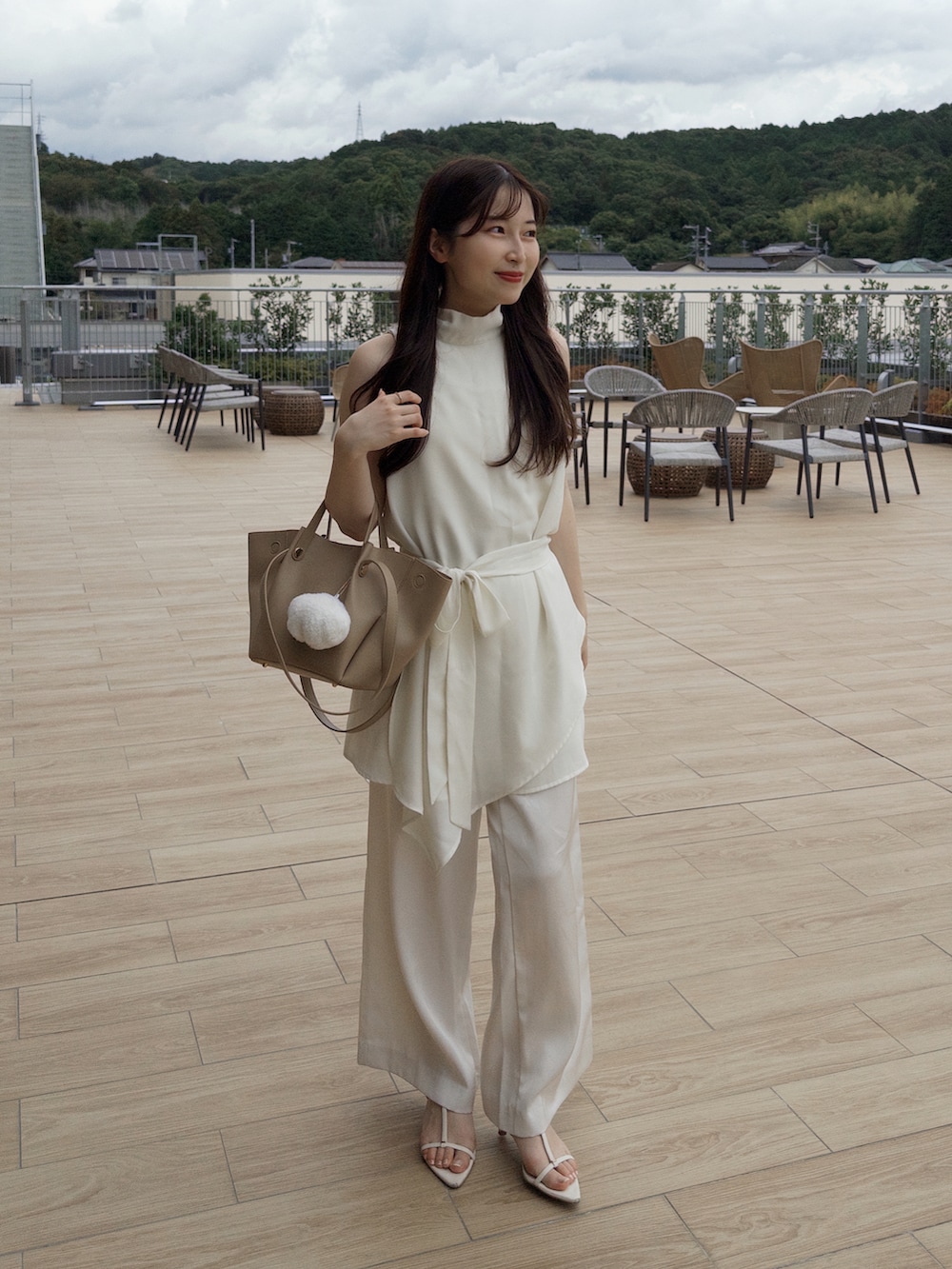 ホワイト系のワンピース、ホワイト系のその他パンツ、ホワイト系のサンダルを着用したレディースの夏コーディネートの2枚目の写真