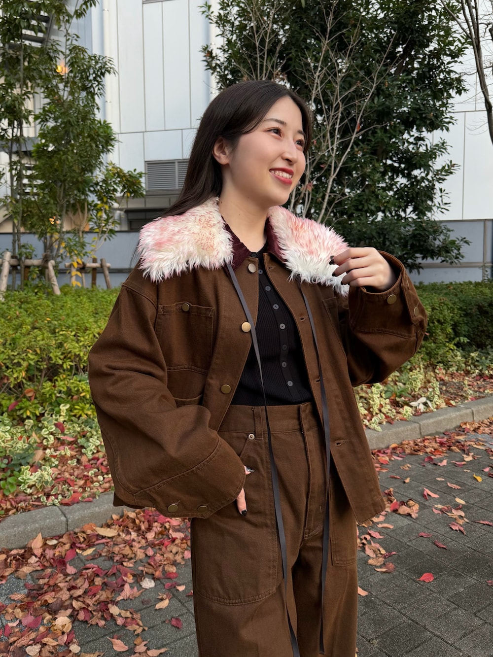 ブラック系のニット/セーター、ブラウン系のテーラードジャケット、ブラウン系のその他パンツを着用したレディースの秋コーディネートの4枚目の写真