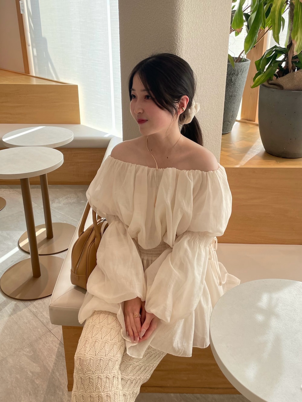 ホワイト系のシャツ/ブラウス、ホワイト系のパンツ、ホワイト系のパンプスを着用したレディースの春コーディネートの2枚目の写真