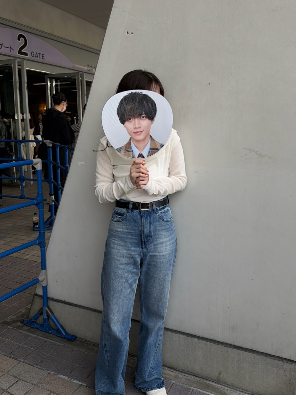 ホワイト系のTシャツ/カットソー、ブルー系のその他パンツ、ホワイト系のスニーカーを着用したレディースの春コーディネートの4枚目の写真