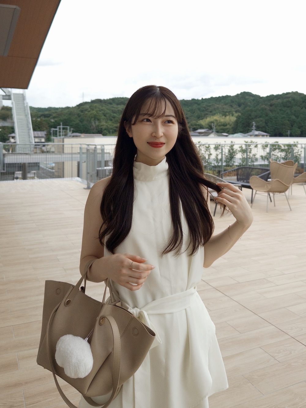 ホワイト系のワンピース、ホワイト系のその他パンツ、ホワイト系のサンダルを着用したレディースの夏コーディネートの3枚目の写真