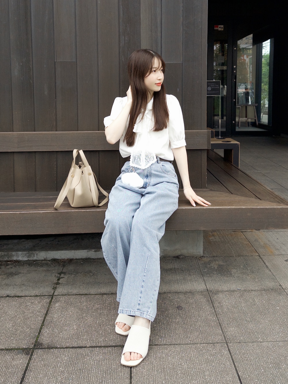 ホワイト系のシャツ/ブラウス、ブルー系のデニムパンツ、ベージュ系のトートバッグを着用したレディースの夏コーディネートの5枚目の写真