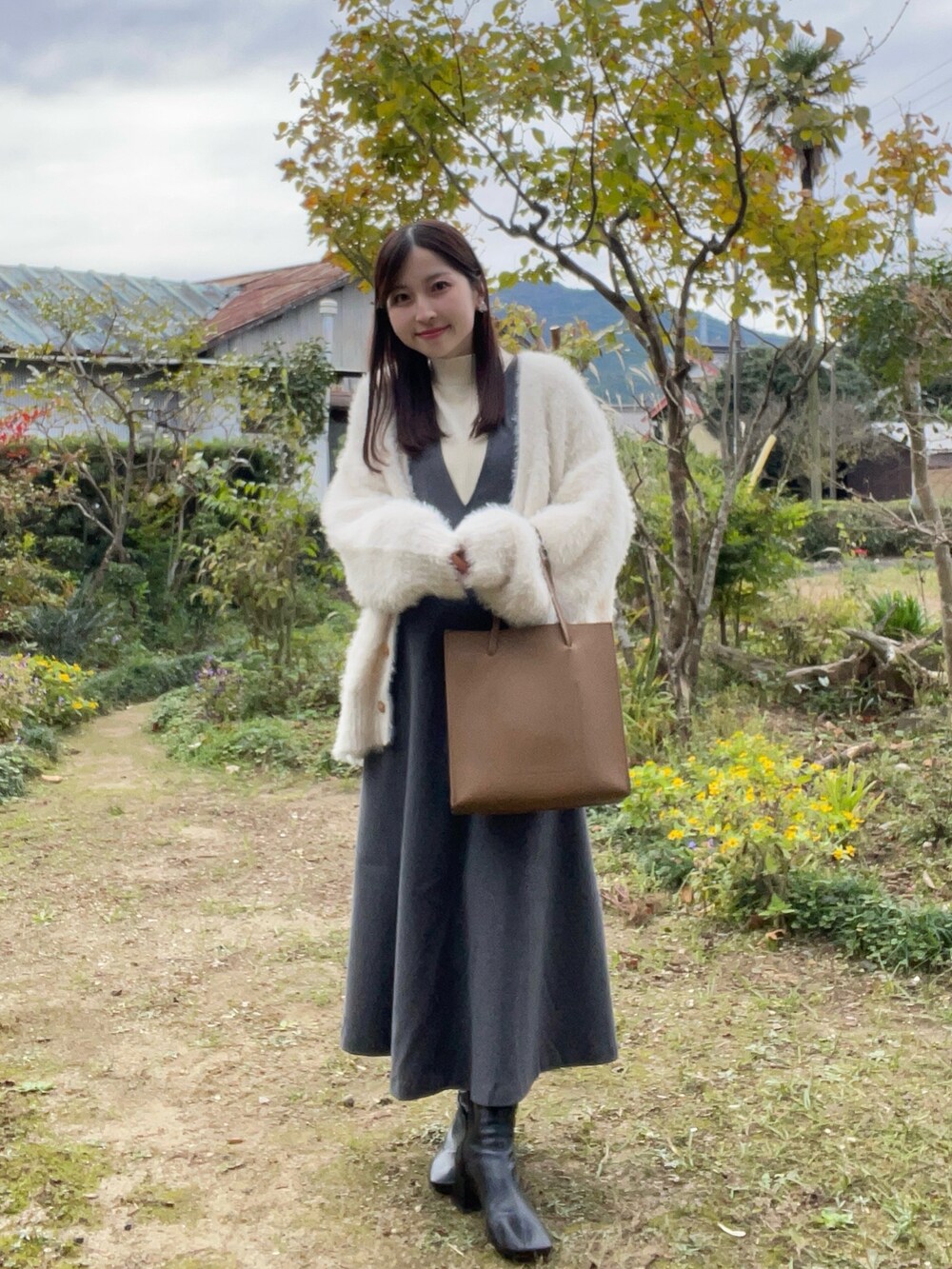 ホワイト系のニット/セーター、グレー系のワンピース、ホワイト系のカーディガン/ボレロを着用したレディースの秋コーディネートの4枚目の写真