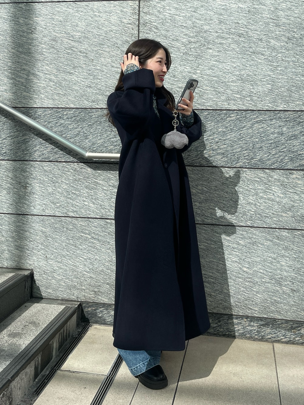 ブラック系のブーツ、ブルー系のTシャツ/カットソー、ブルー系のその他アウターを着用したレディースの秋コーディネートの5枚目の写真