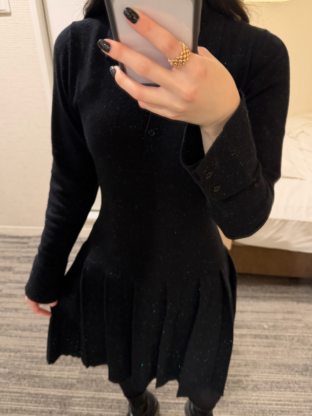 ブラック系のワンピース、ブラック系のブーツ、ブラック系のハンドバッグを着用したレディースの秋コーディネートの5枚目の写真