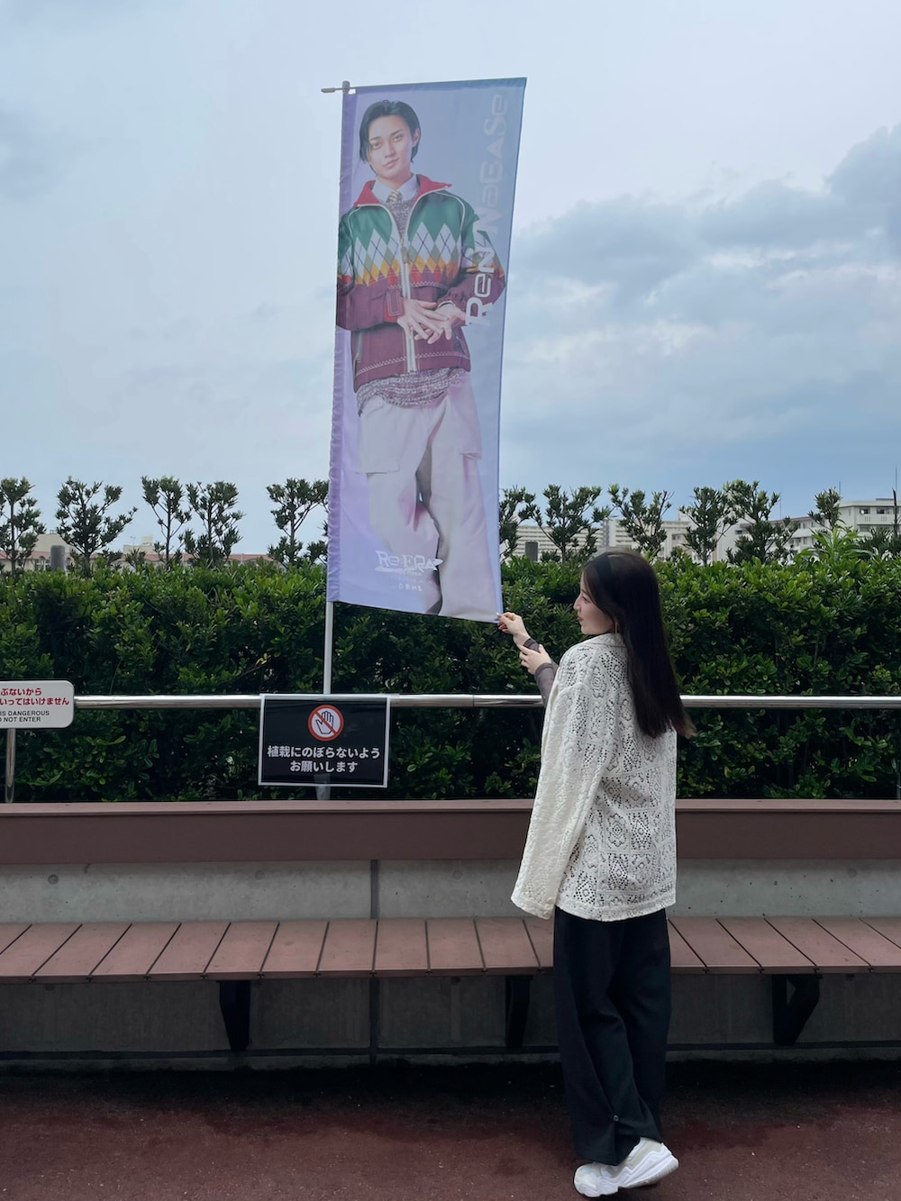 グレー系のTシャツ/カットソー、ブラック系のその他パンツ、ホワイト系のスニーカーを着用したレディースの春コーディネートの3枚目の写真