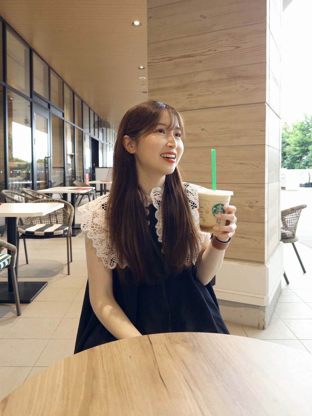 ホワイト系のその他パンツ、ホワイト系のサンダル、イエロー系のハンドバッグを着用したレディースの春コーディネートの3枚目の写真