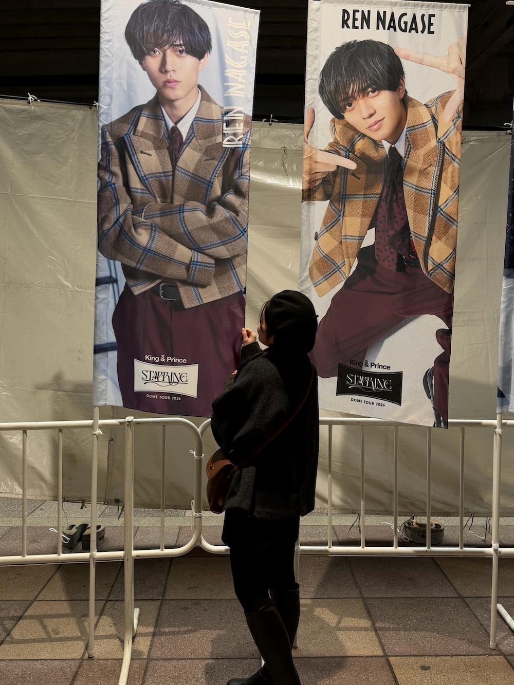 ブラック系のその他パンツ、グレー系のニット/セーター、ブラック系のブーツを着用したレディースの冬コーディネートの4枚目の写真