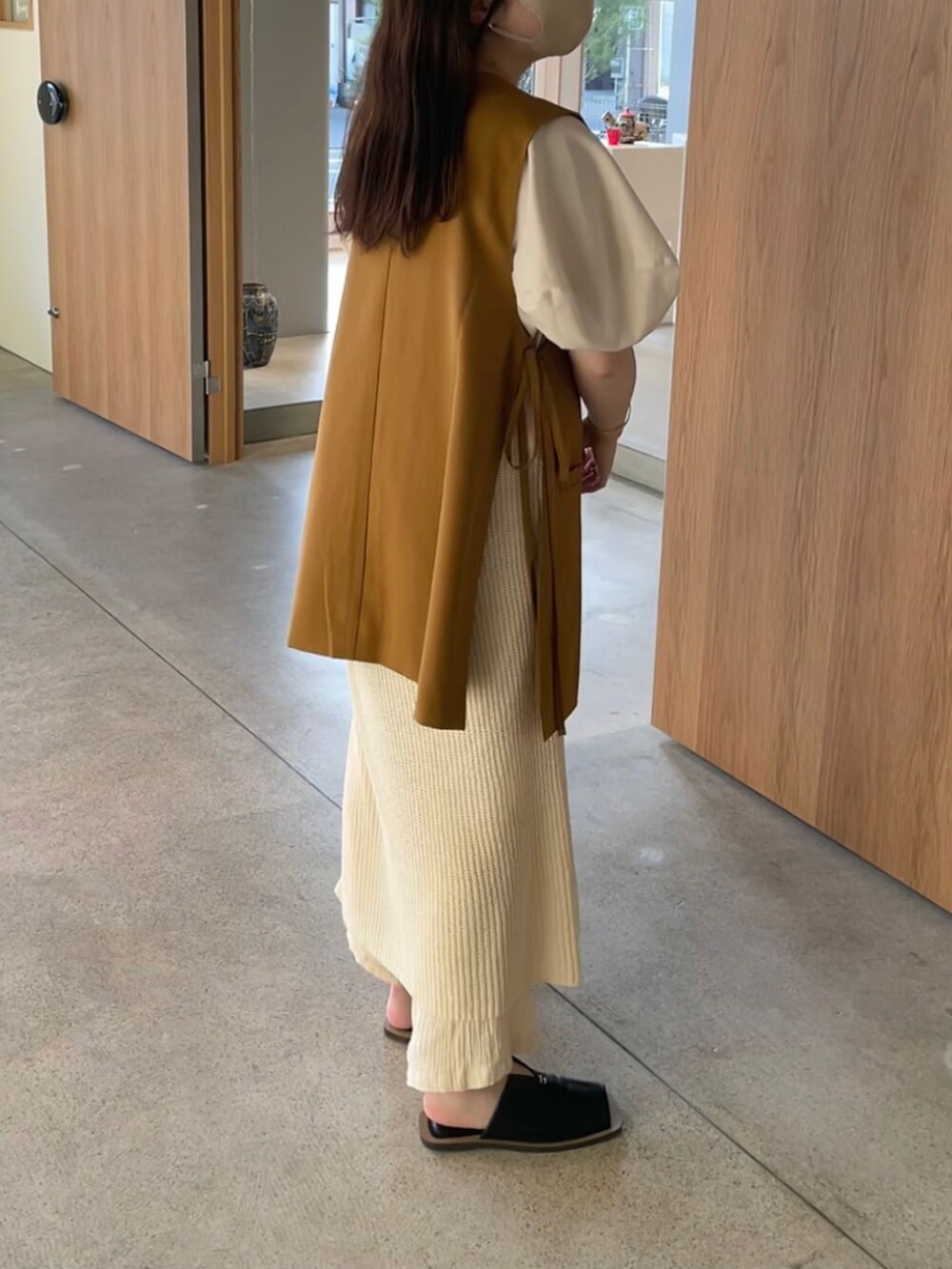 ホワイト系のTシャツ/カットソー、ホワイト系のワンピース、イエロー系のベストを着用したレディースの夏コーディネートの3枚目の写真