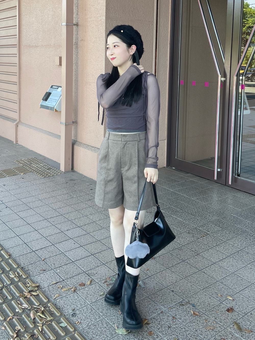 ブラック系のブーツ、グレー系のTシャツ/カットソー、ブラック系のハンドバッグを着用したレディースの秋コーディネートの2枚目の写真