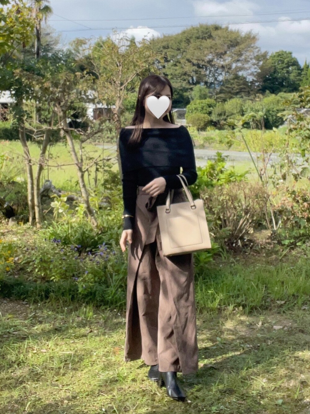 ブラック系のニット/セーター、ブラウン系のその他パンツ、ブラック系のブーツを着用したレディースの秋コーディネートの2枚目の写真