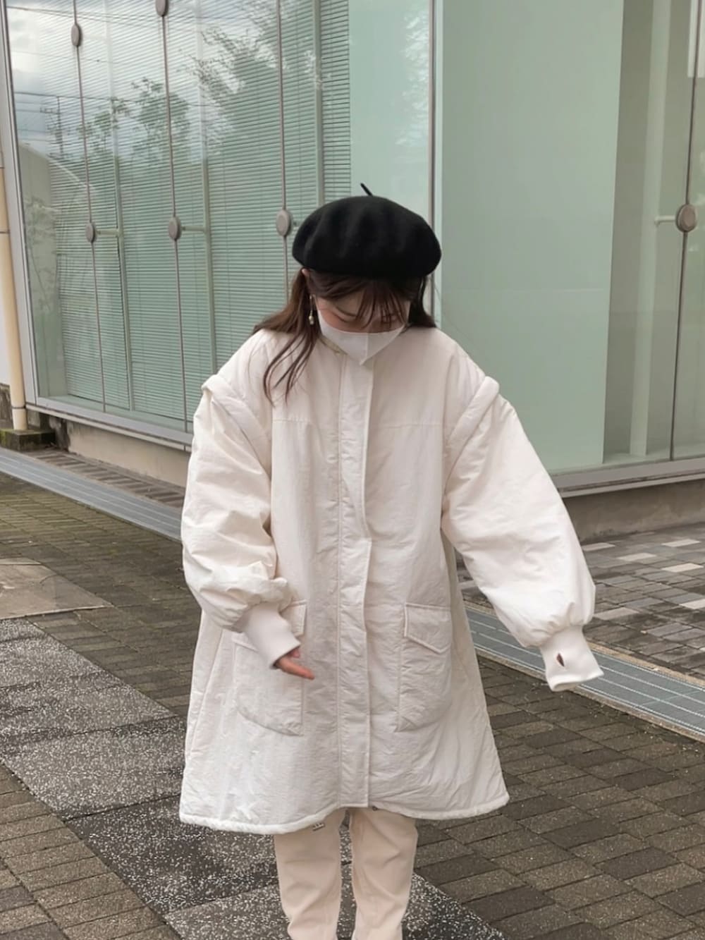 ホワイト系のモッズコート、ホワイト系のパンツ、ホワイト系のスニーカーを着用したレディースの冬コーディネートの3枚目の写真