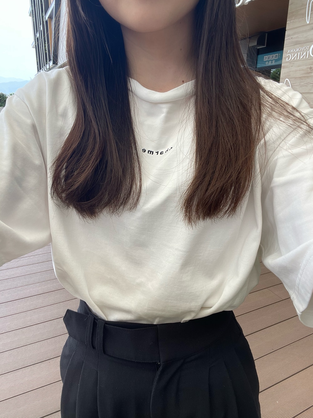 ブラック系のその他パンツ、ホワイト系のTシャツ/カットソー、ブラック系のシューズを着用したレディースの夏コーディネートの3枚目の写真