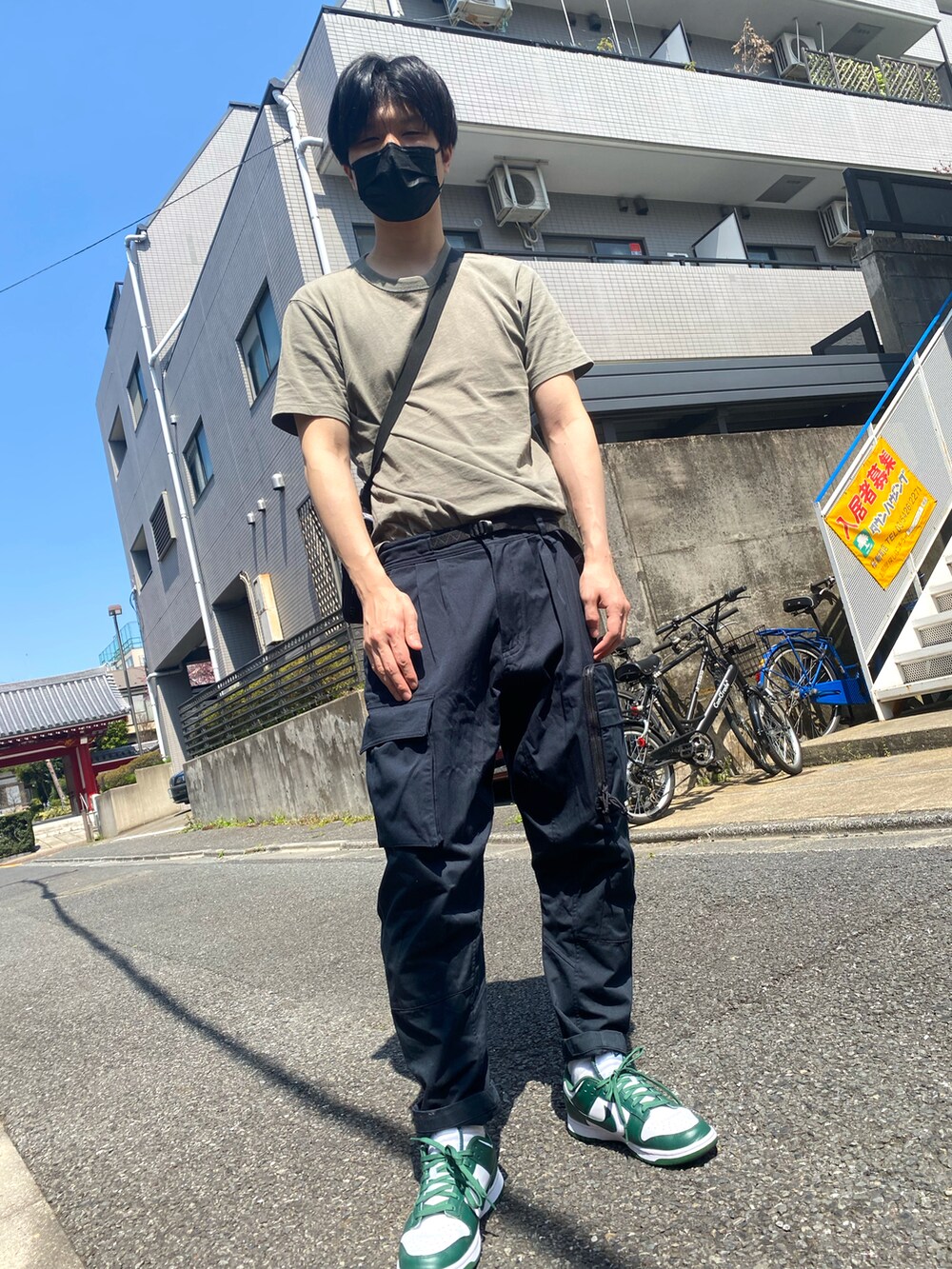 「休日コーデ、ストリート、カーゴパンツ、カジュアル、スニーカー」｜「NIKEのアイテム（スニーカー、グリーン系）」を使った、nukamuさん（メンズ・180cm）の春コーディネートの3枚目の写真