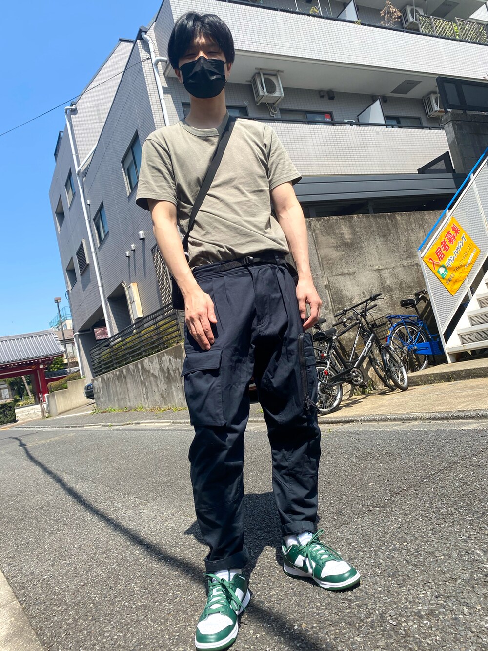 「休日コーデ、ストリート、カーゴパンツ、カジュアル、スニーカー」｜「NIKEのアイテム（スニーカー、グリーン系）」を使った、nukamuさん（メンズ・180cm）の春コーディネートの2枚目の写真