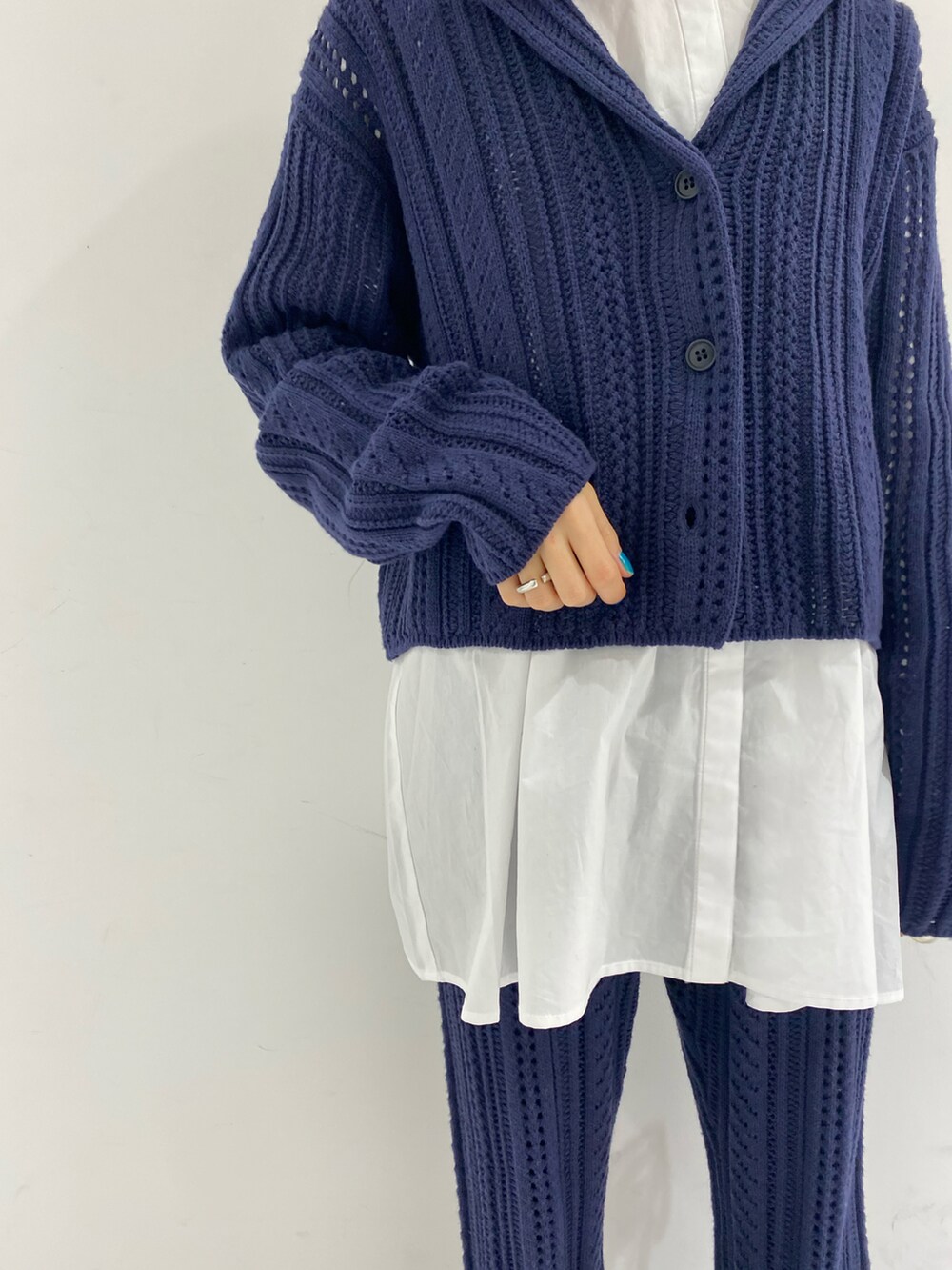 ブルー系のその他パンツ、ブルー系のニット/セーター、ホワイト系のシャツ/ブラウスを着用したレディースの冬コーディネートの3枚目の写真