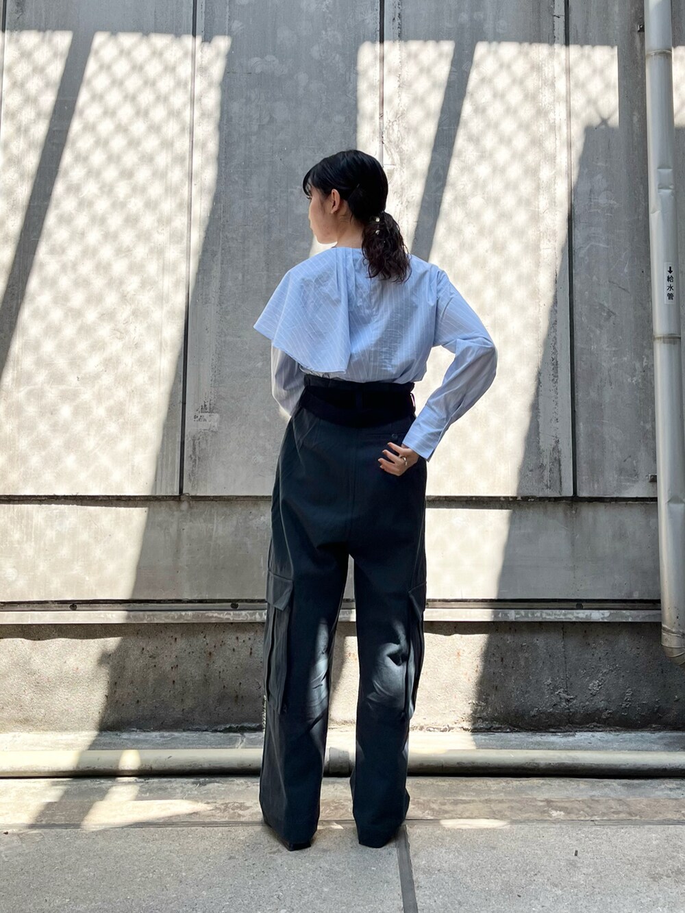 ブルー系のシャツ/ブラウス、グリーン系のその他パンツを着用したレディースの春コーディネートの2枚目の写真