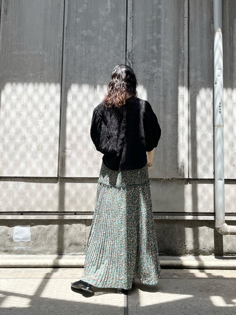 ブラック系のシャツ/ブラウス、グリーン系のスカートを着用したレディースの夏コーディネートの2枚目の写真