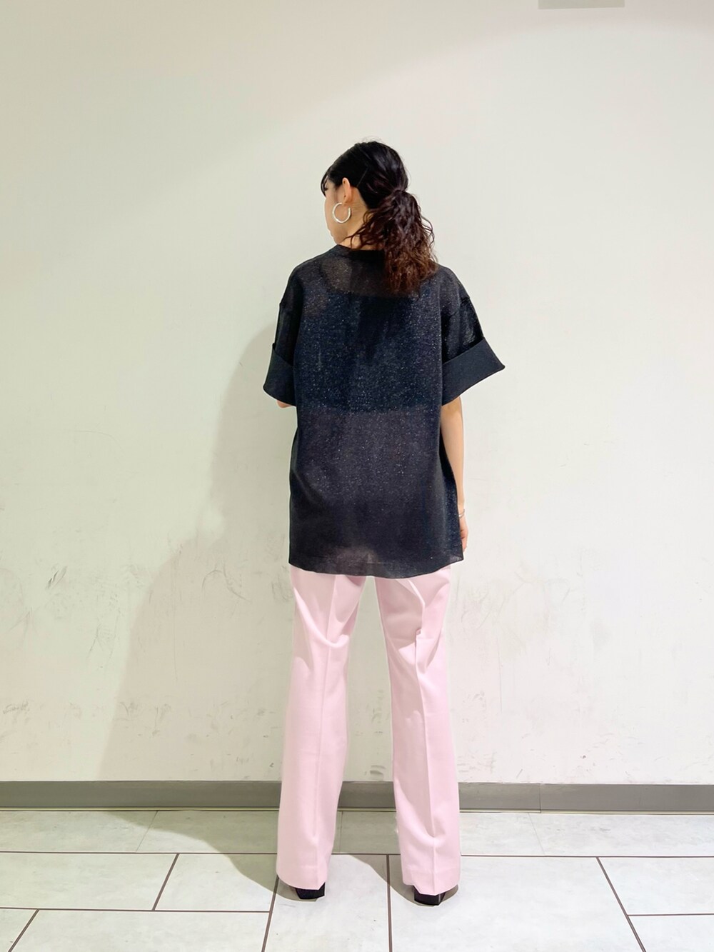 グリーン系のTシャツ/カットソー、ピンク系のその他パンツを着用したレディースの夏コーディネートの2枚目の写真