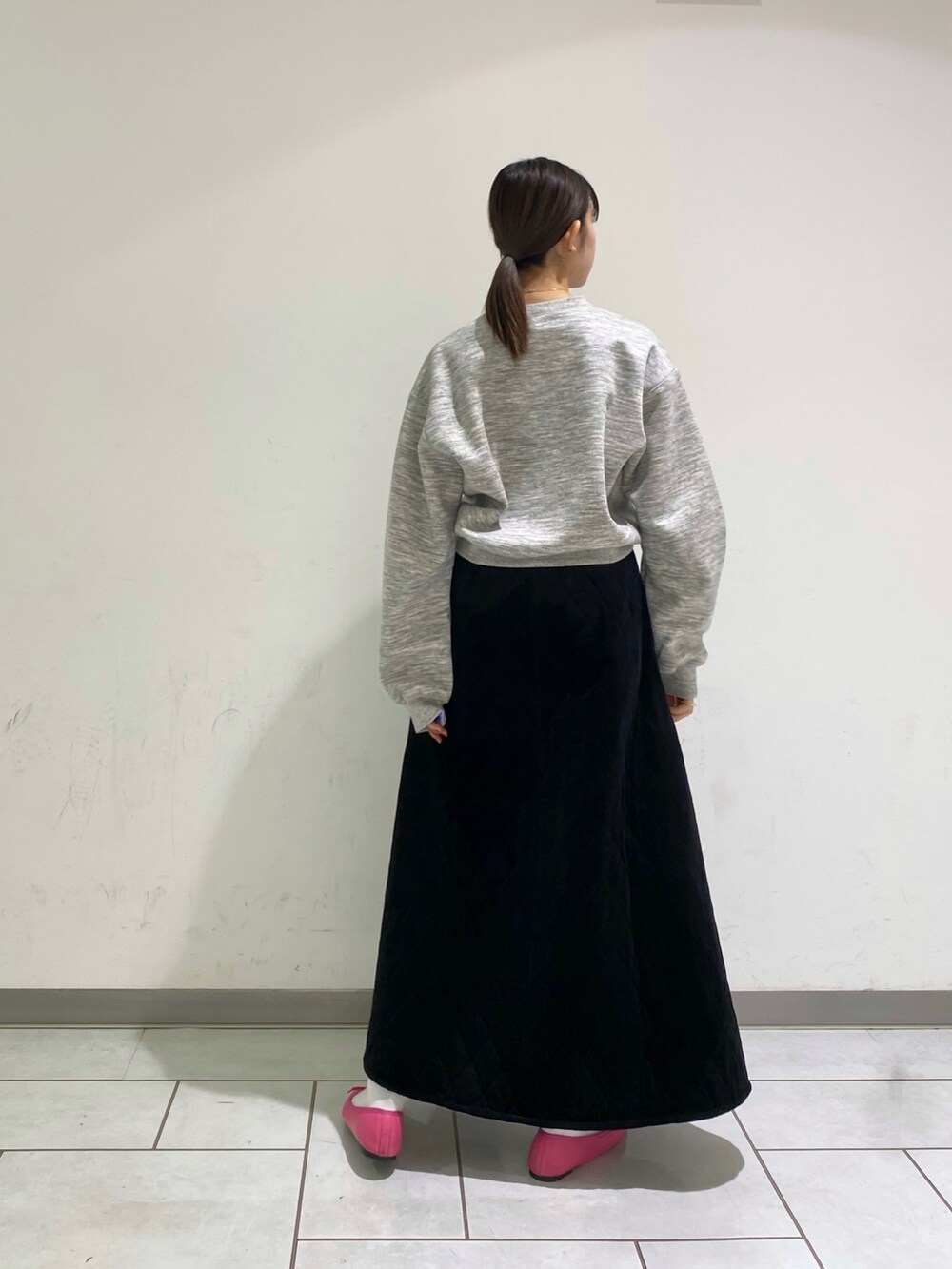 「KBF、kbf_ootd、フレアスカート、キルティング、ベロア、スウェット、バレエシューズ」｜「KBFのライトウールコンパクトスウェット（スウェット、グレー系）」を使った、nonoさん（レディース・156cm）の冬コーディネートの2枚目の写真