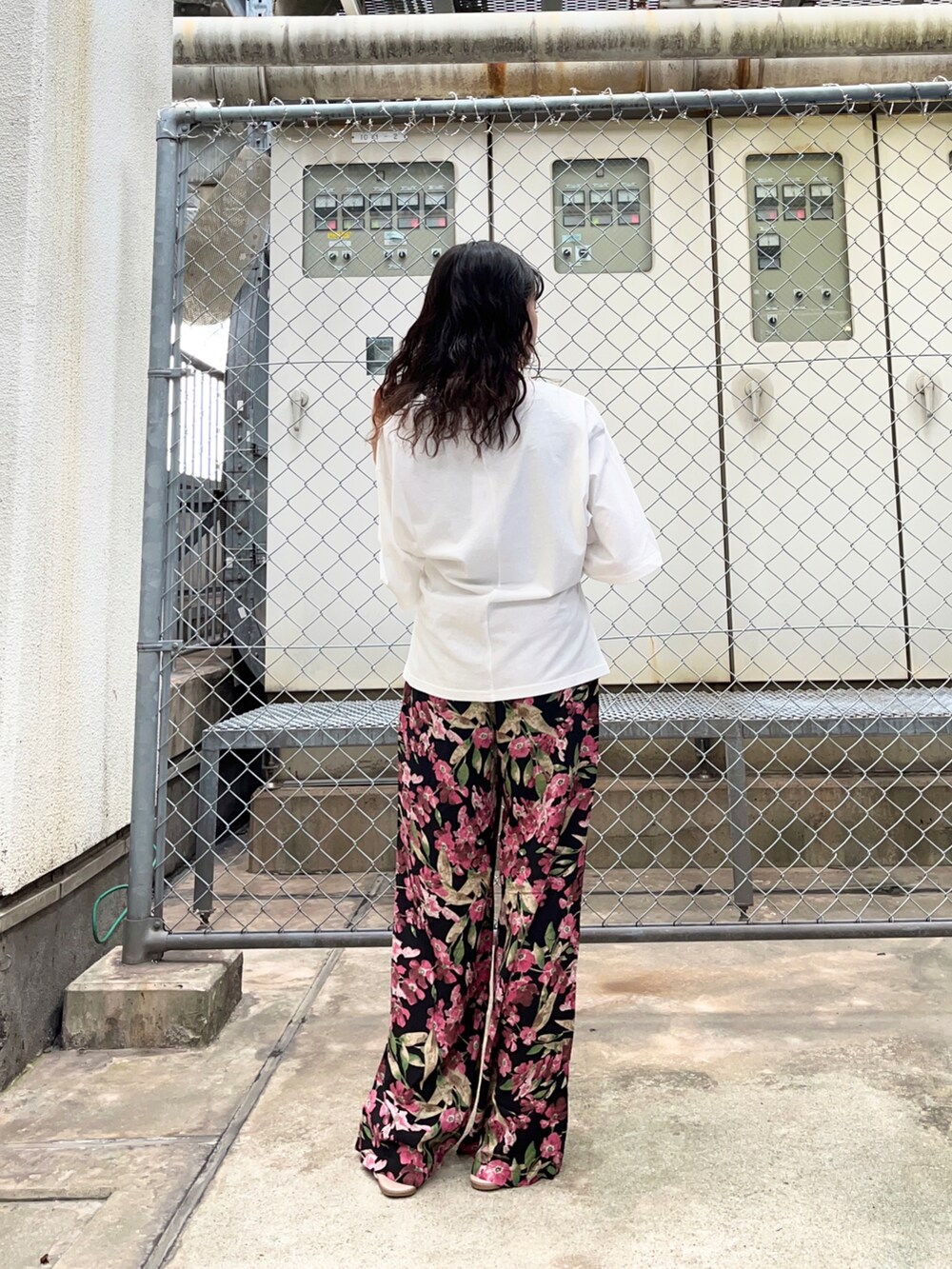 ホワイト系のTシャツ/カットソー、ブラック系のその他パンツを着用したレディースの夏コーディネートの2枚目の写真