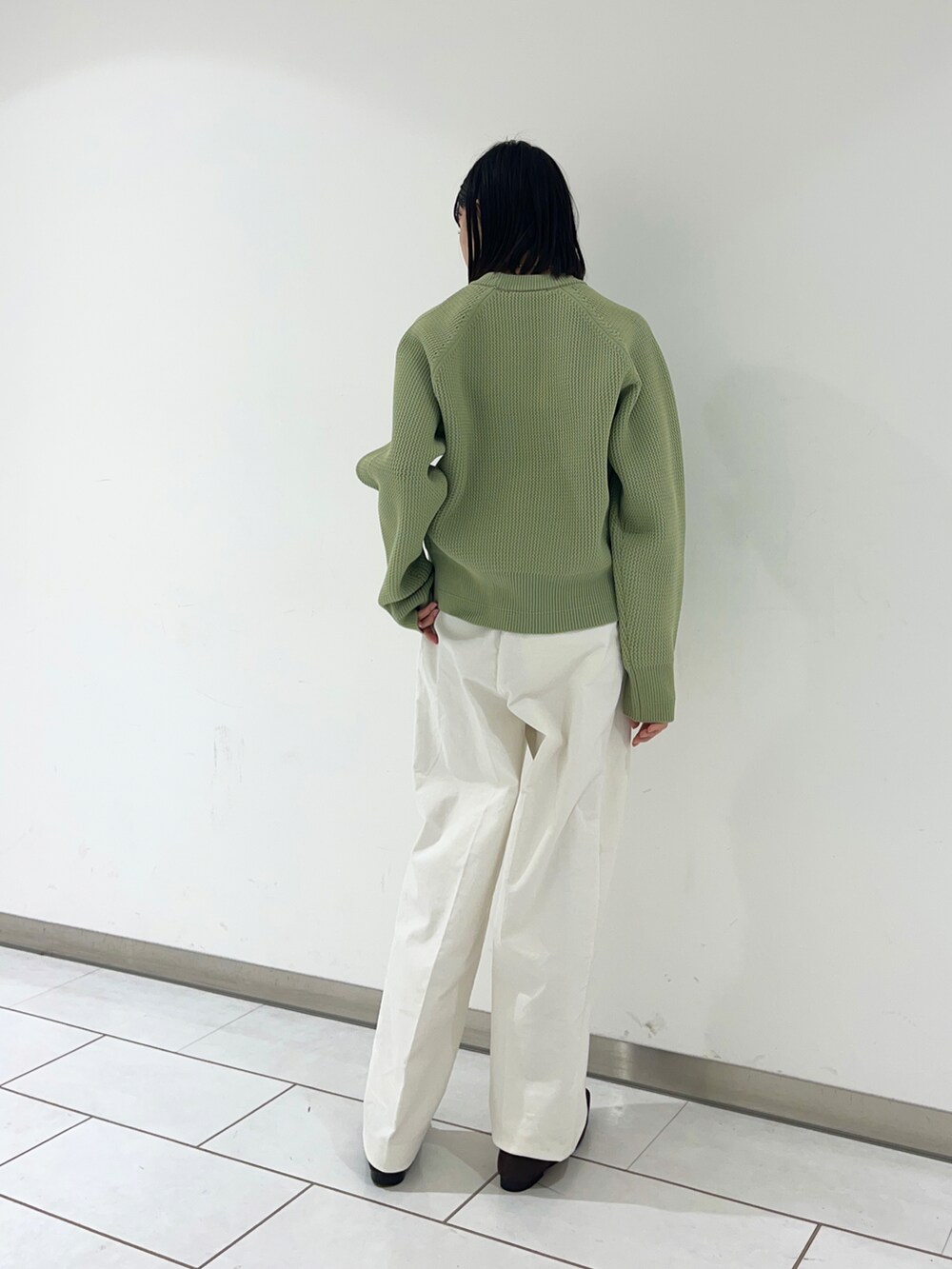 ホワイト系のその他パンツ、グリーン系のニット/セーターを着用したレディースの冬コーディネートの2枚目の写真