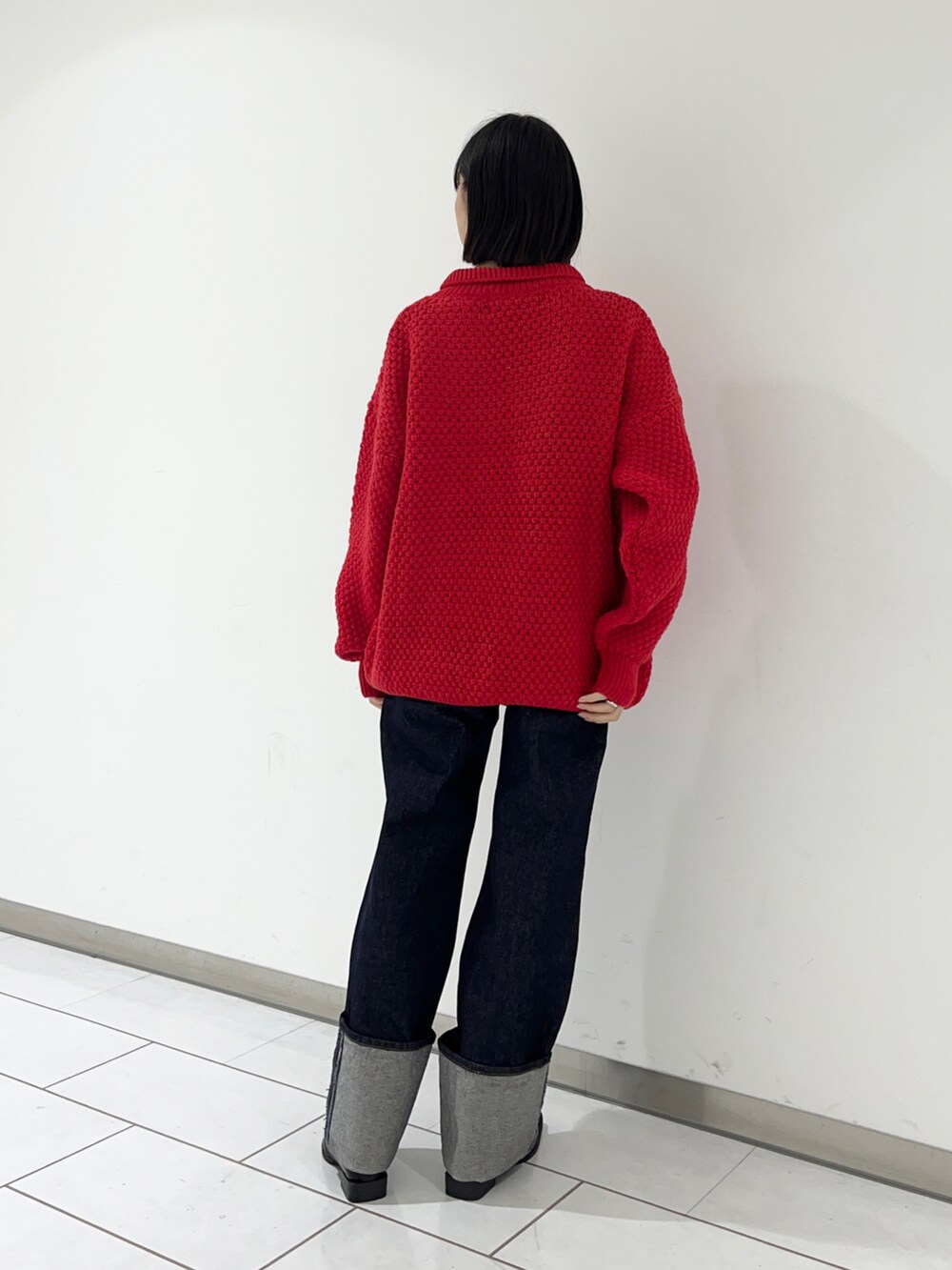 ブルー系のデニムパンツ、ブラック系のローファーを着用したレディースの秋コーディネートの2枚目の写真