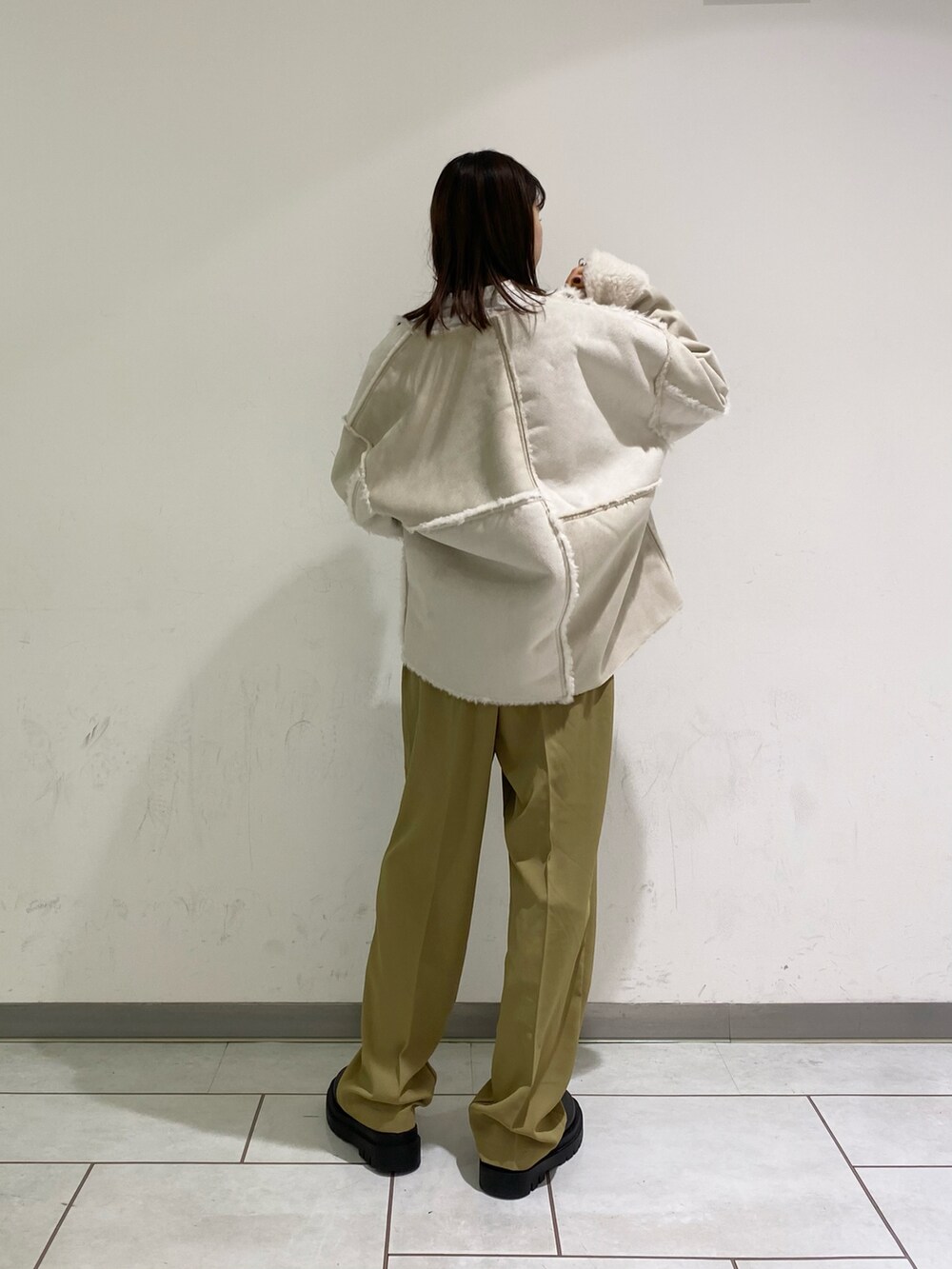 イエロー系のその他パンツ、ホワイト系のシャツ/ブラウス、ホワイト系のその他アウターを着用したレディースの冬コーディネートの2枚目の写真