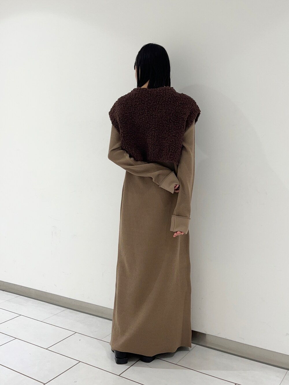 ブラウン系のワンピース/ドレスを着用したレディースの冬コーディネートの2枚目の写真